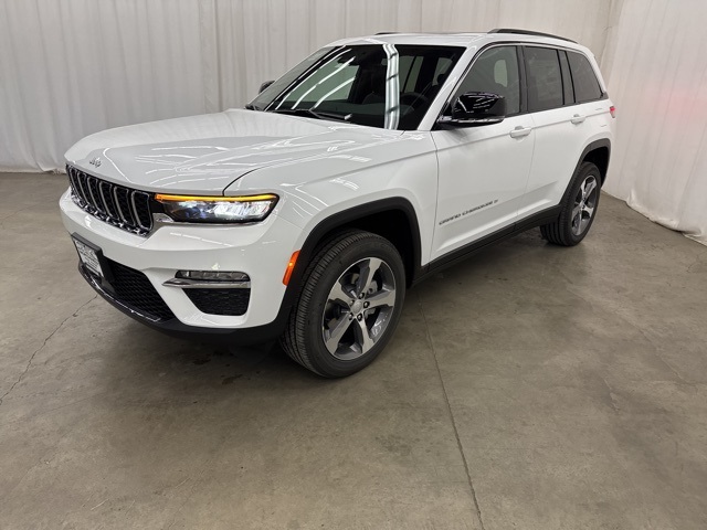 2025 Jeep Grand Cherokee Limited photo 3