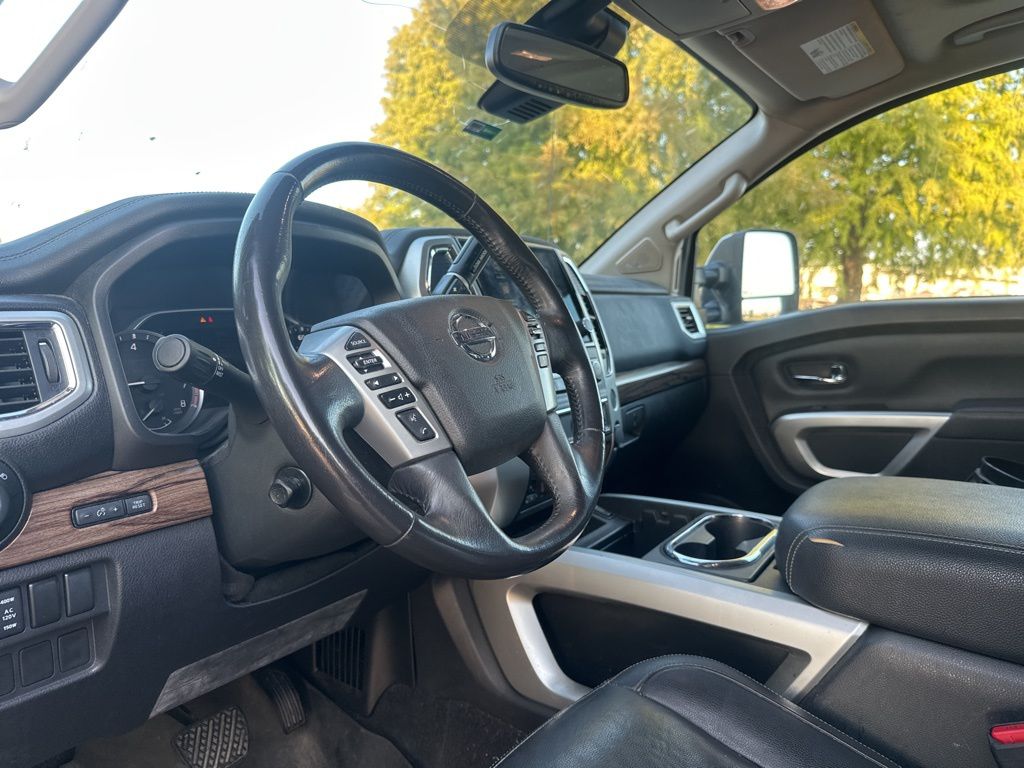 2020 Nissan Titan SL photo 2