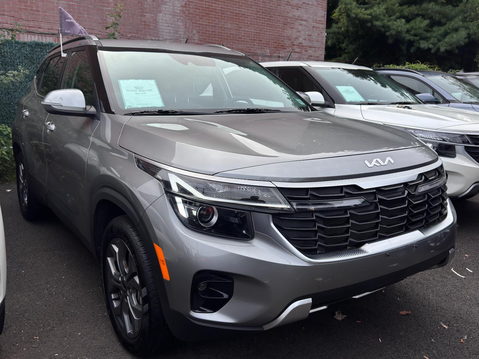 2024 Kia Seltos S photo 2