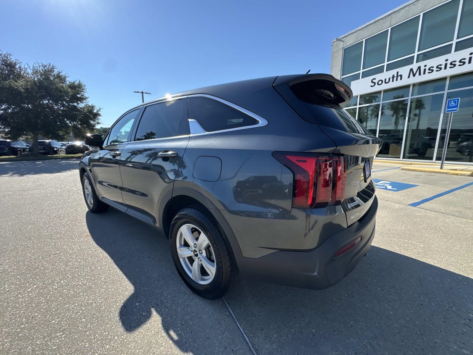 2023 Kia Sorento LX photo 7