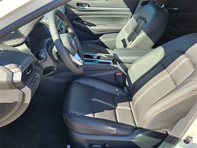 2025 Nissan Altima SR photo 8