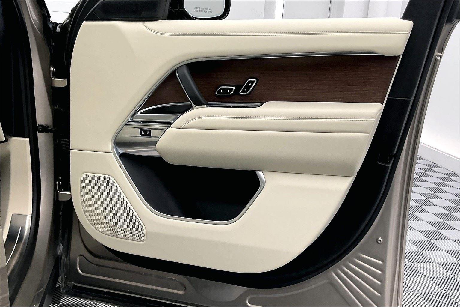 2025 Land Rover Range Rover SE photo 18