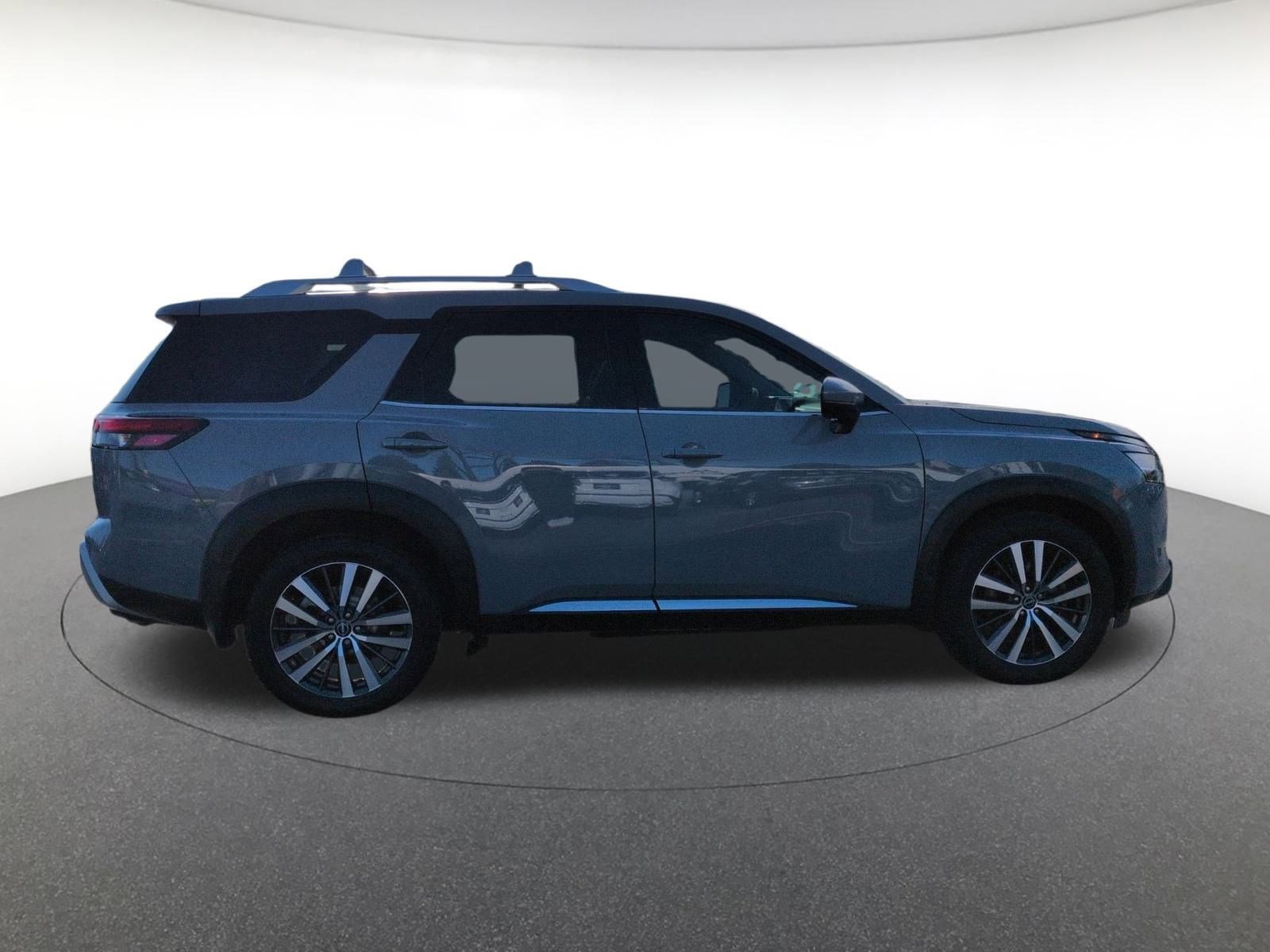 2022 Nissan Pathfinder Platinum photo 3