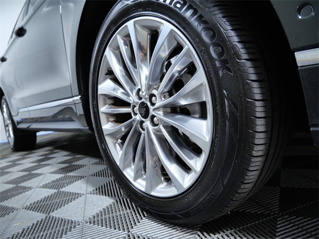2023 Ford Edge Titanium photo 2