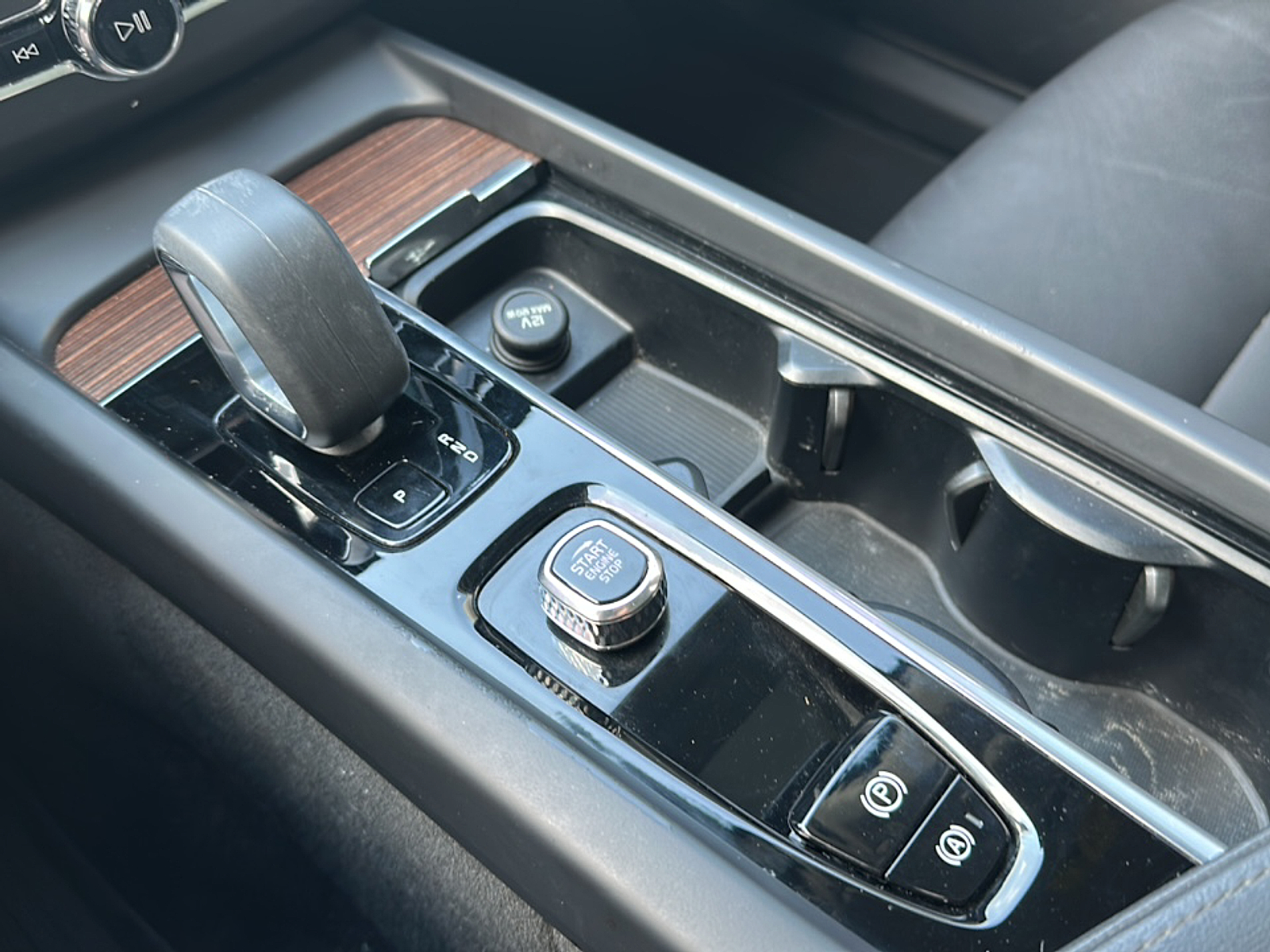 2023 Volvo XC60 B5 Plus photo 14