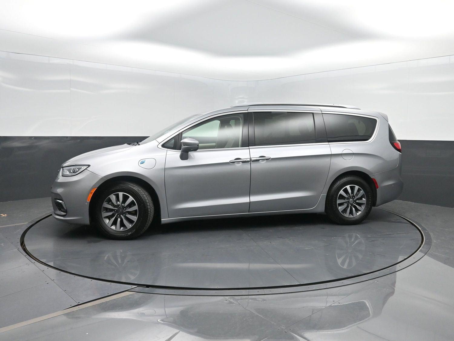 2021 Chrysler Pacifica Hybrid Touring L's photo