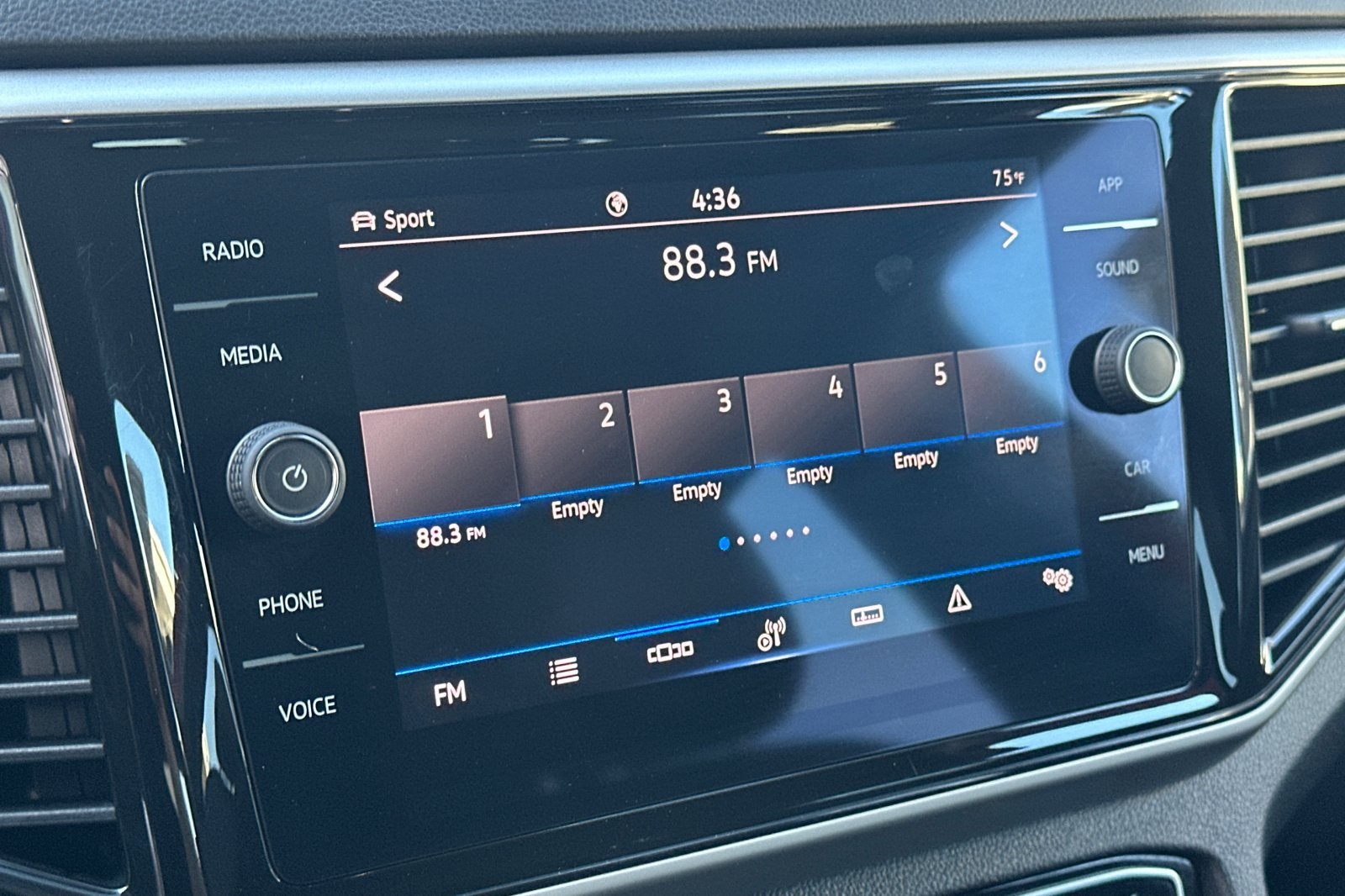 2022 Volkswagen Atlas Cross Sport V6 SE Technology photo 18