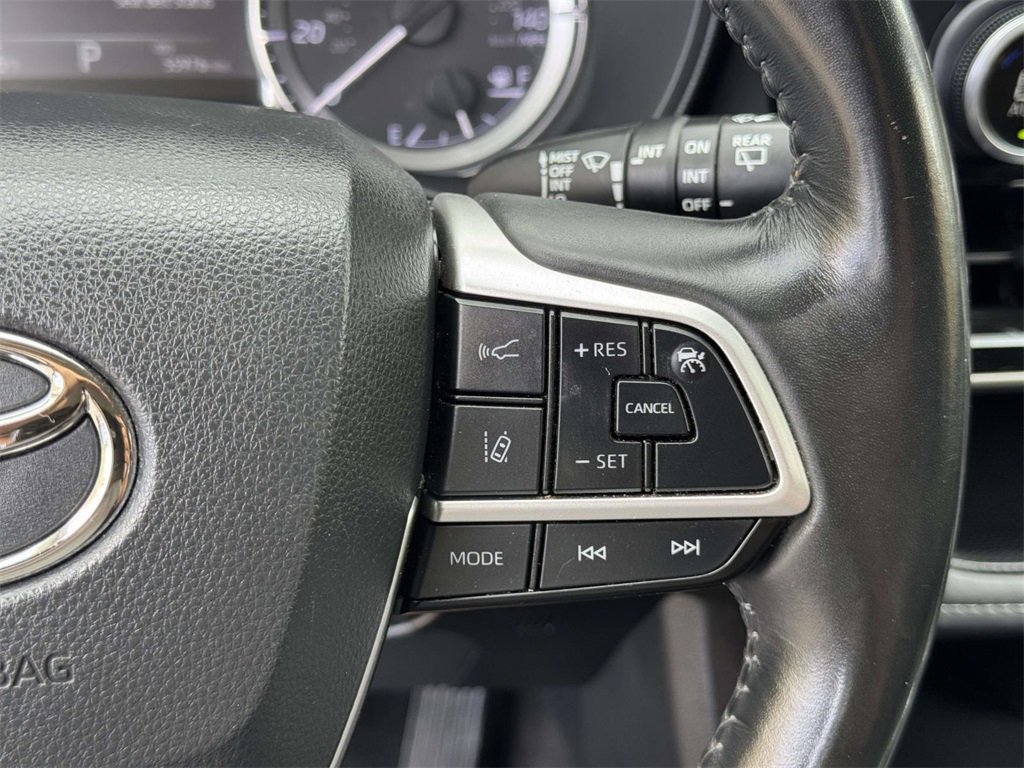 2023 Toyota Highlander LE photo 3