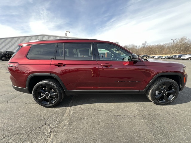 2025 Jeep Grand Cherokee Limited photo 2