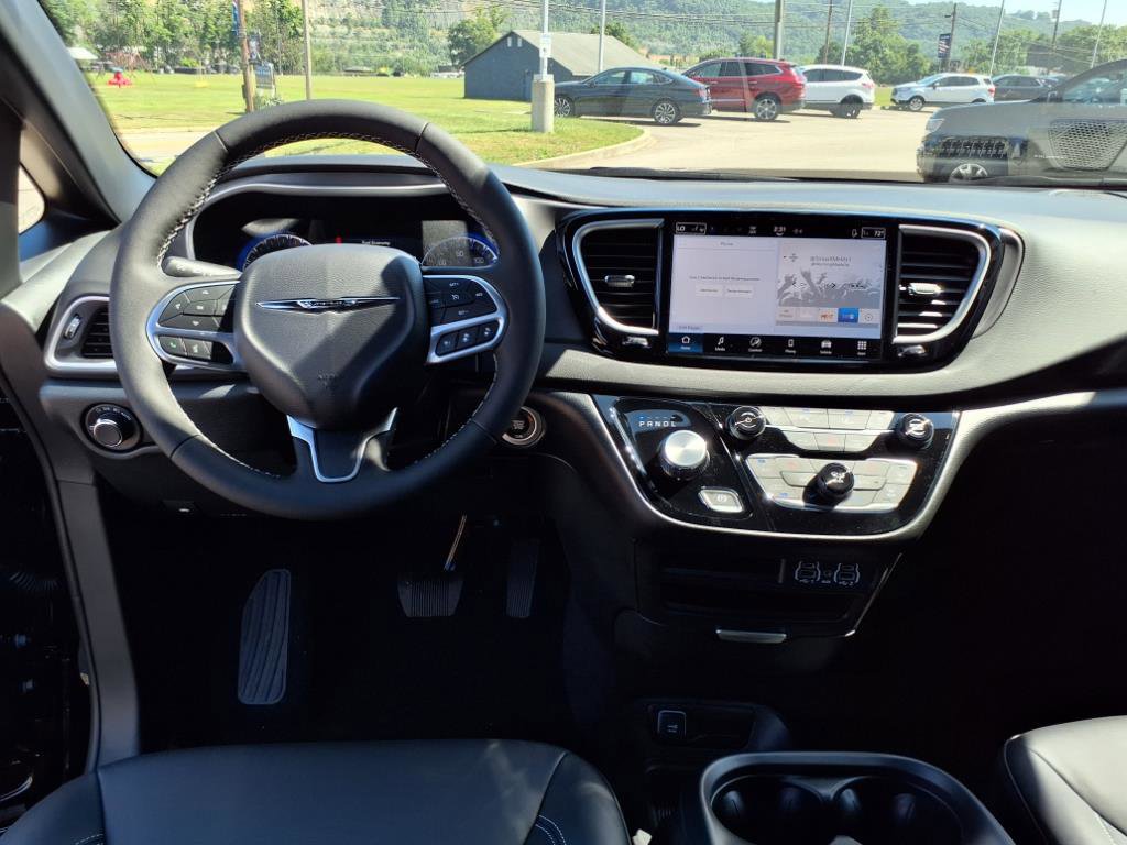 2025 Chrysler Voyager LX photo 13