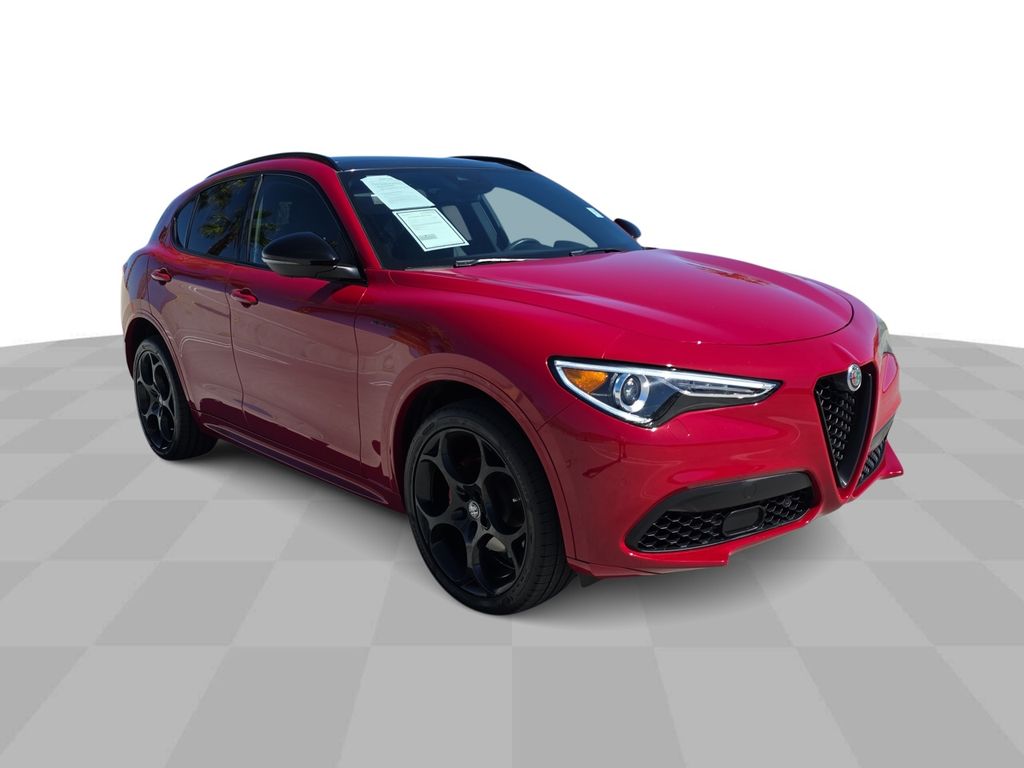 2022 Alfa Romeo Stelvio Ti photo 2
