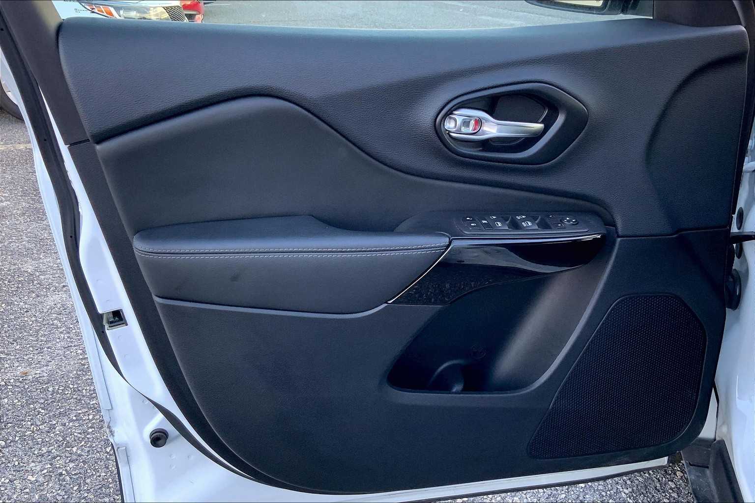 2023 Jeep Cherokee Altitude Lux photo 16