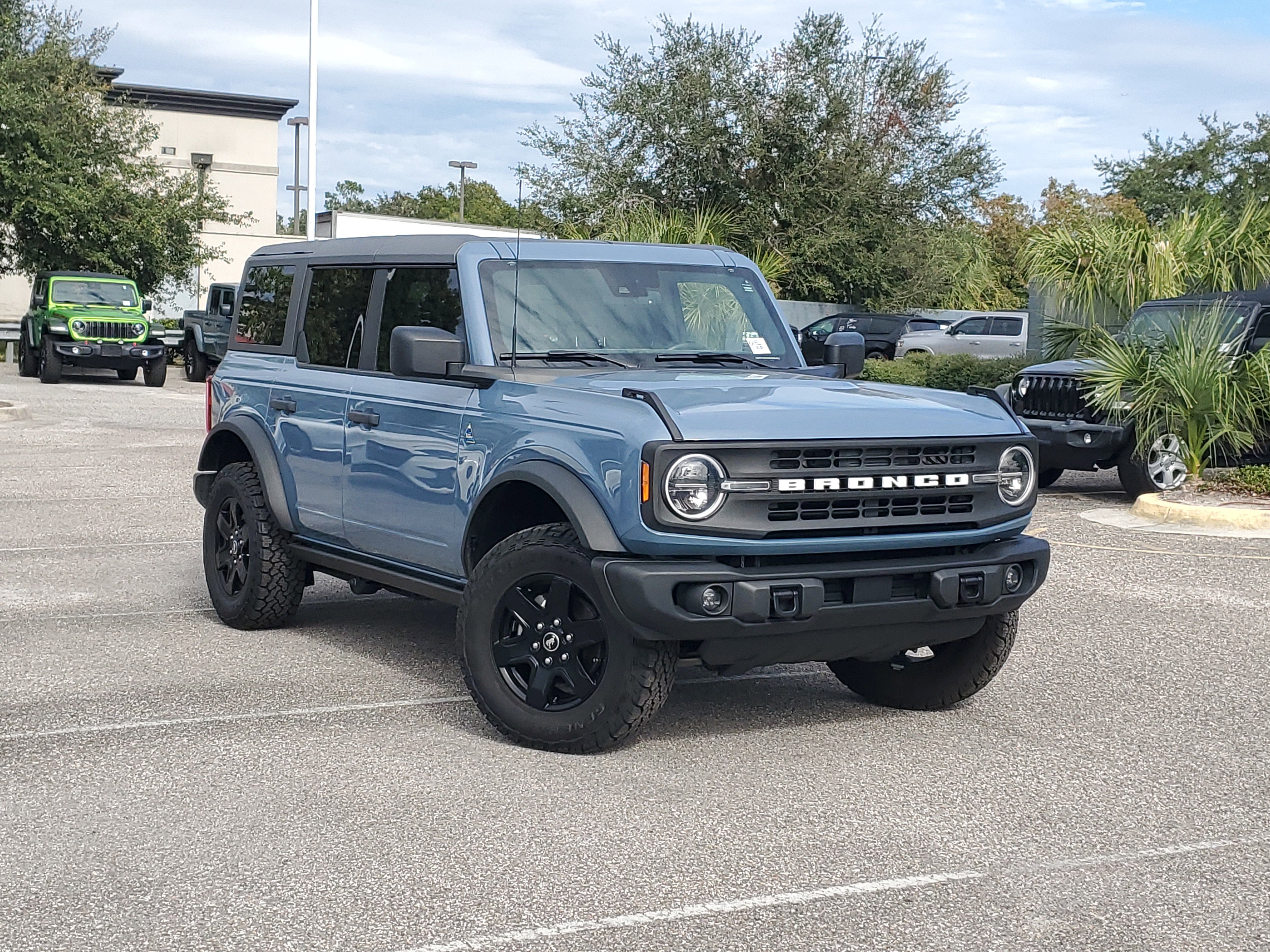 2024 Ford Bronco 4-Door Black Diamond's photo
