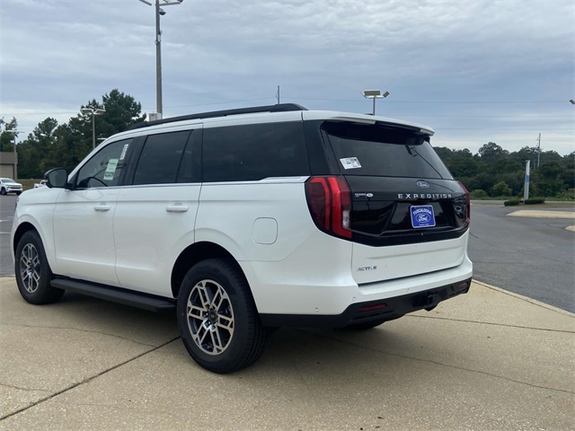 2025 Ford Expedition photo 4