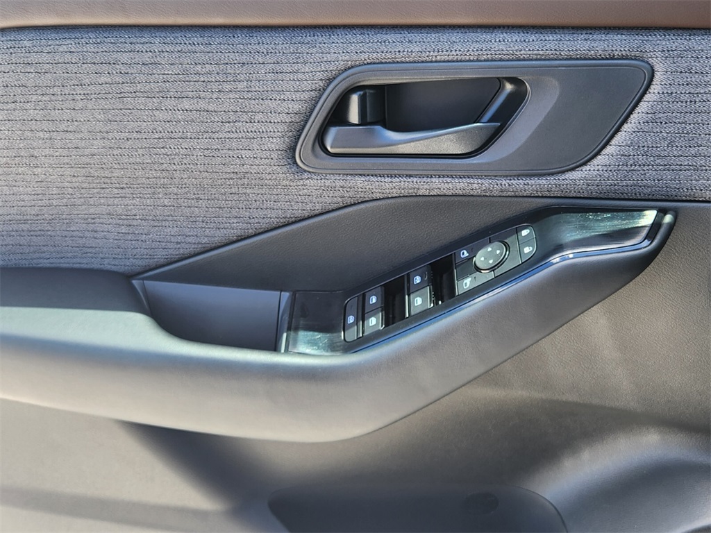 2023 Nissan Rogue S photo 28