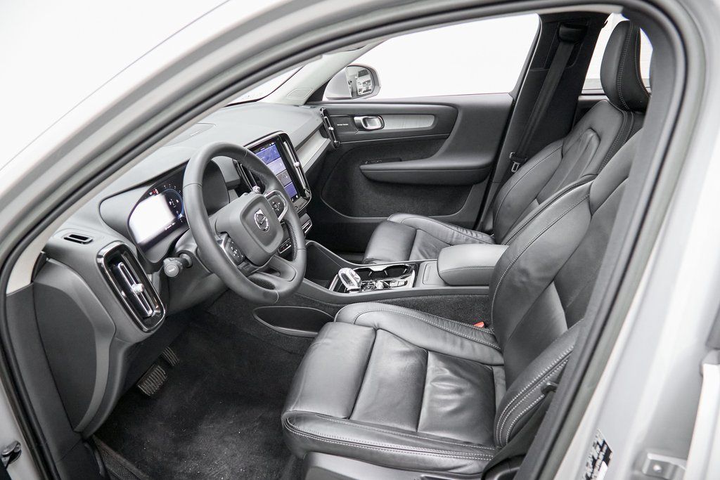 2023 VOLVO XC40 - Image 17