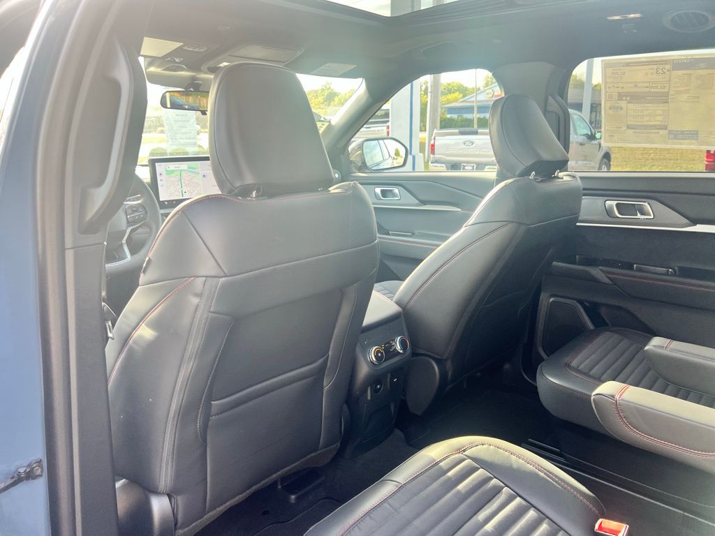 2025 Ford Explorer ST-Line photo 23