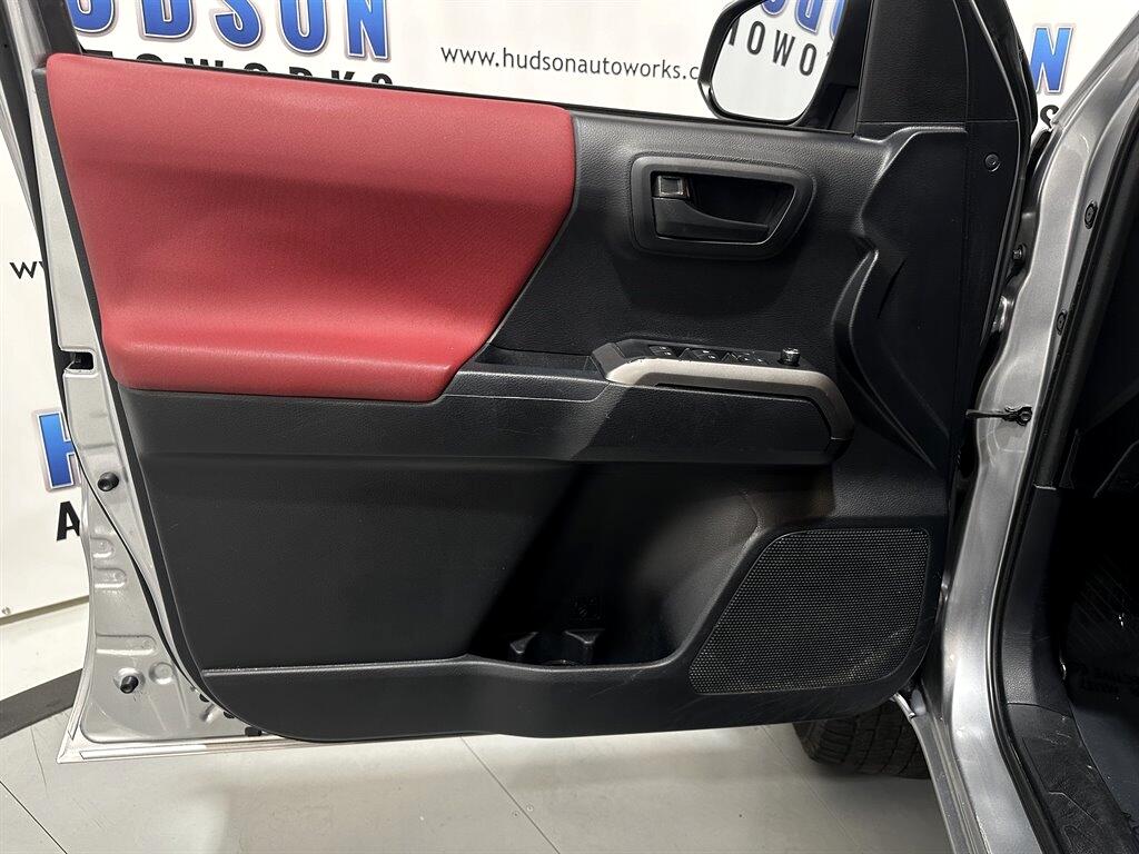 2018 Toyota Tacoma SR5 photo 12