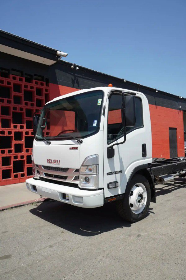 2024 Isuzu NPR photo 4