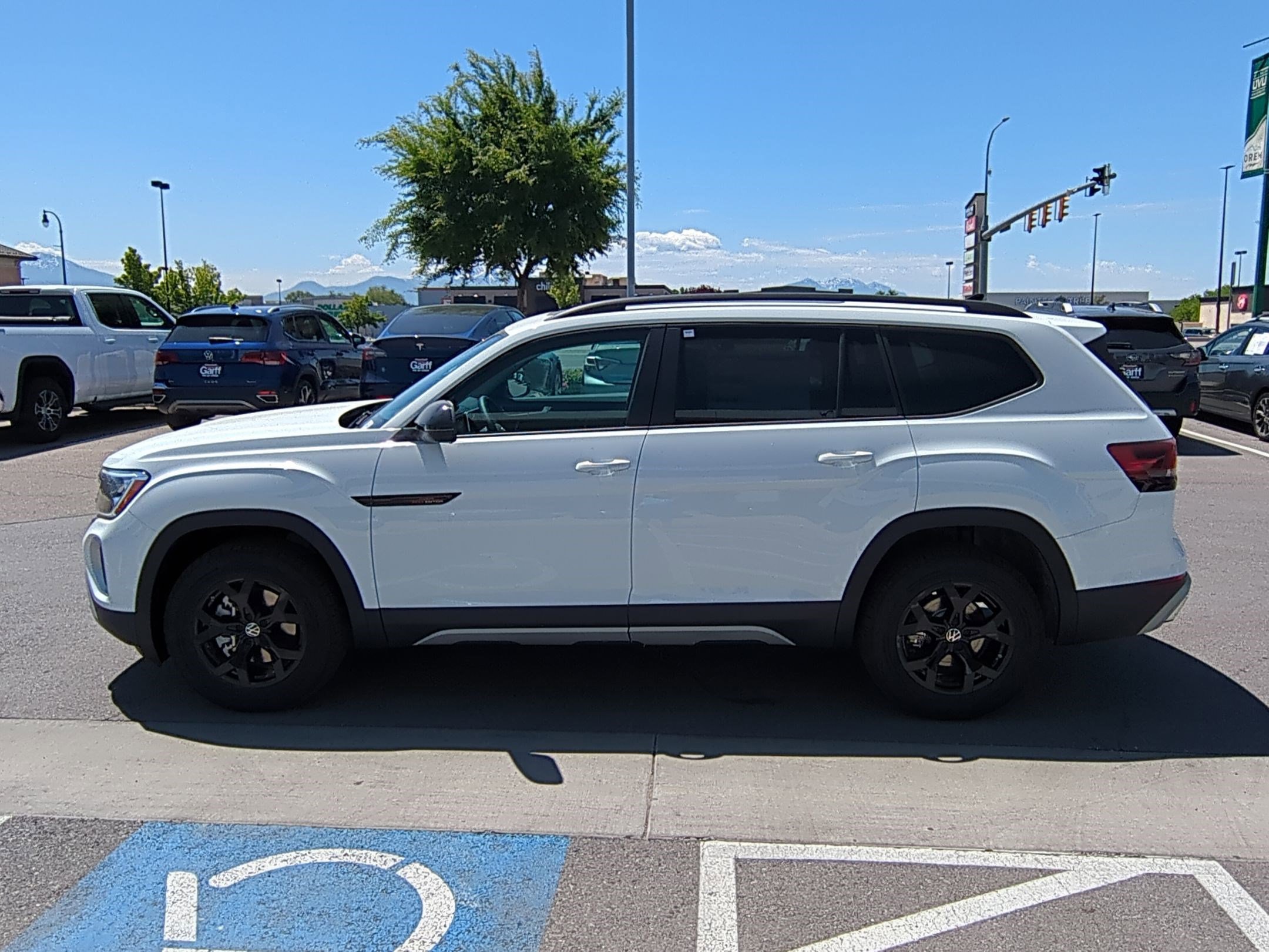 2025 Volkswagen Atlas Peak Edition SE photo 6