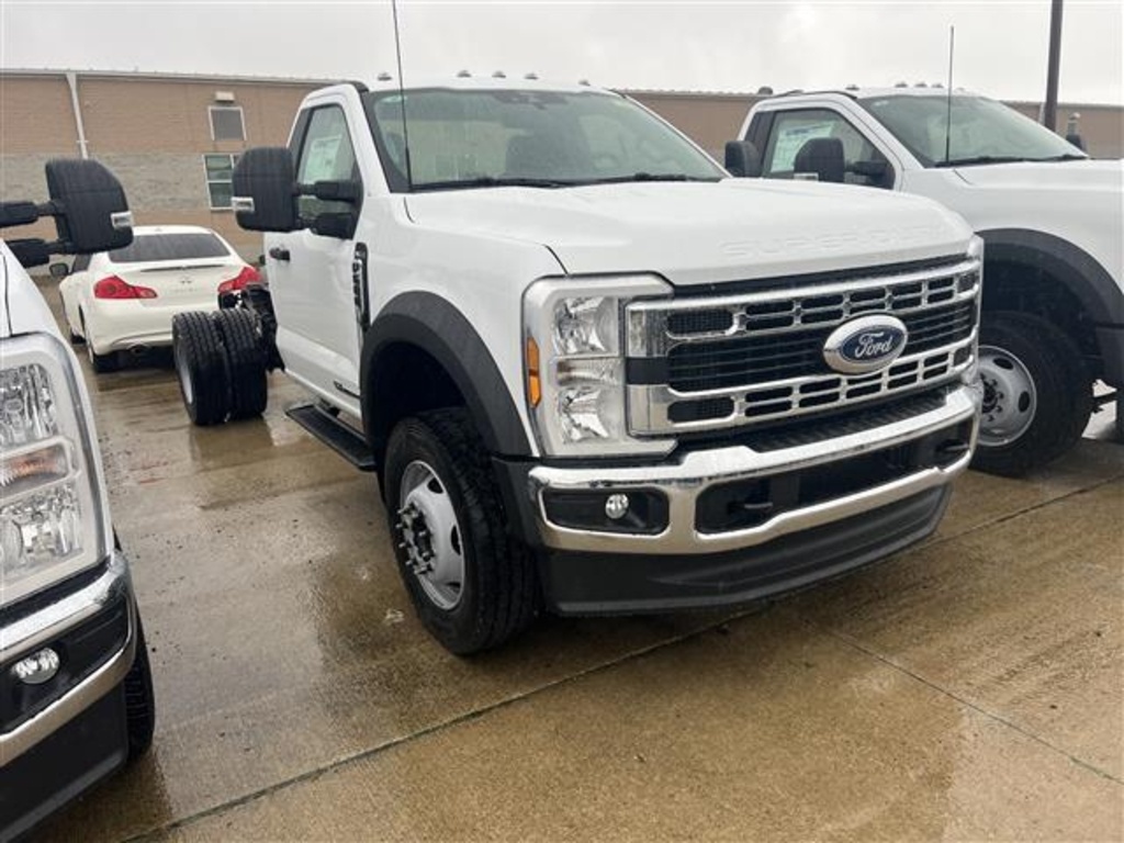 2025 Ford F-600 photo 3