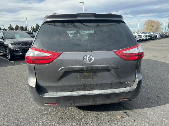 2019 Toyota Sienna LE photo 2