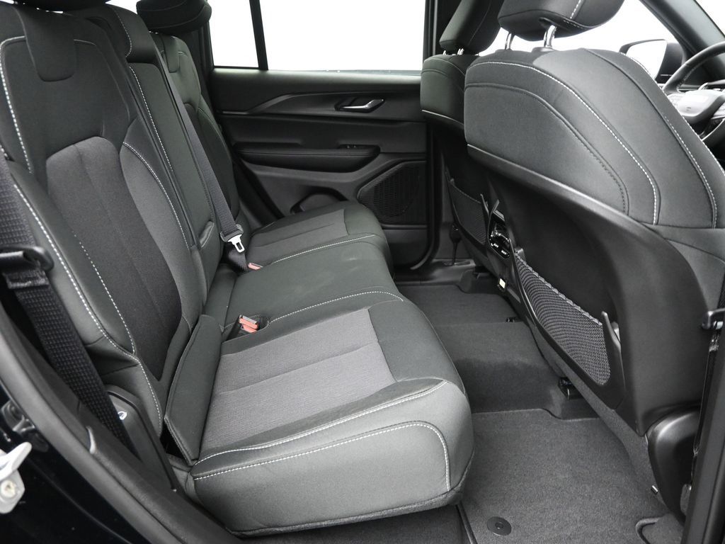 2025 Jeep Grand Cherokee Laredo X photo 3