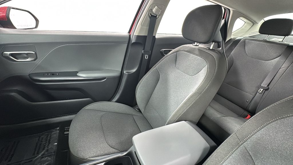 2025 Kia K4 LXS photo 13