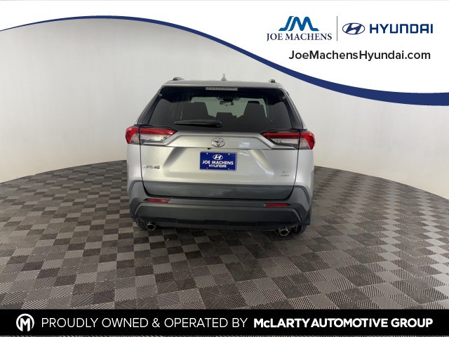 2021 Toyota RAV4 LE photo 4