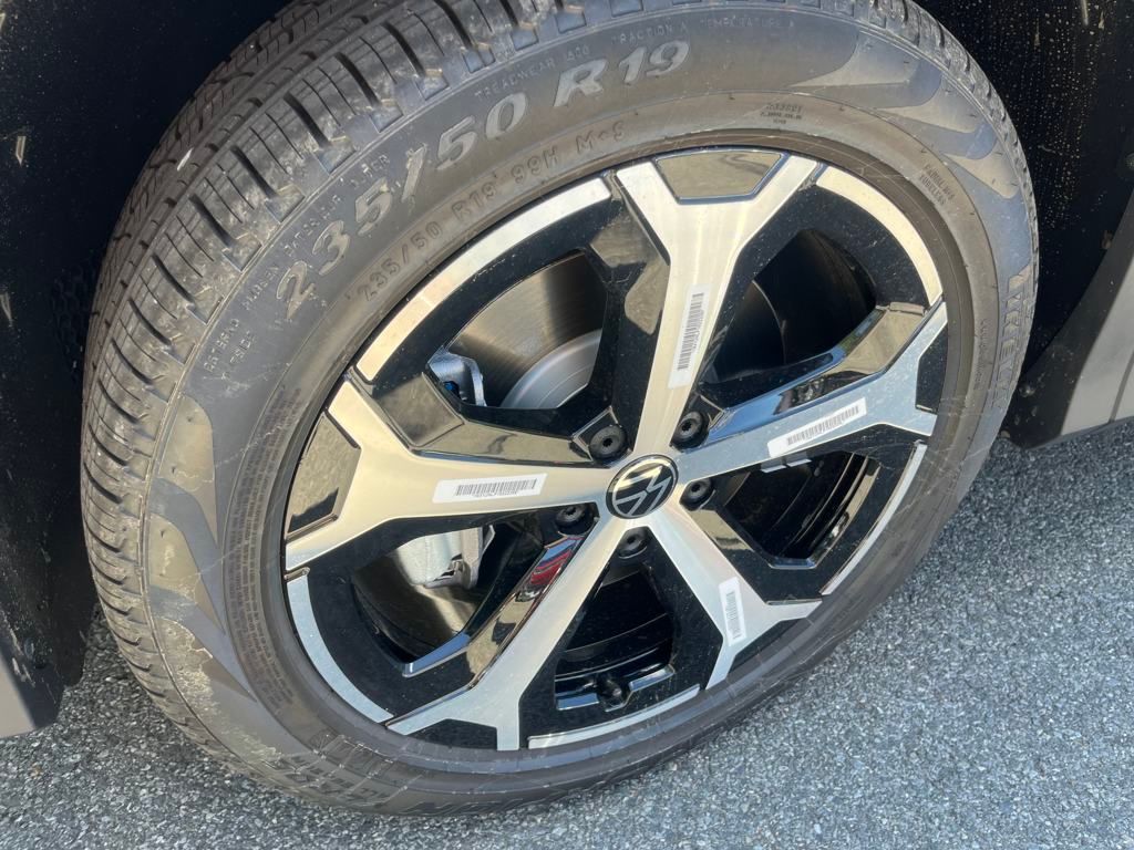 2025 Volkswagen Tiguan SE photo 2