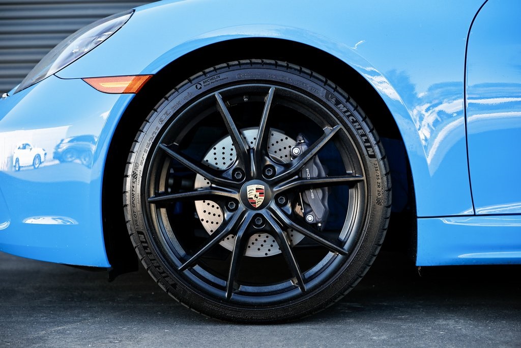2025 Porsche Cayman photo 12