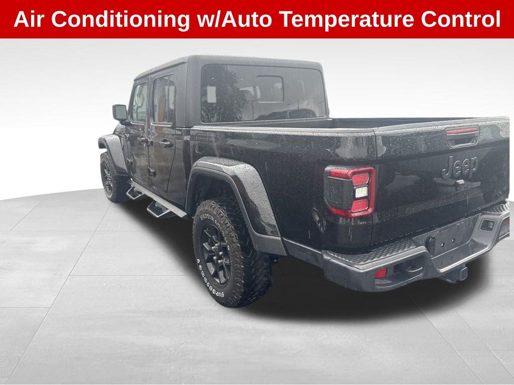 2024 Jeep Gladiator Willys photo 3