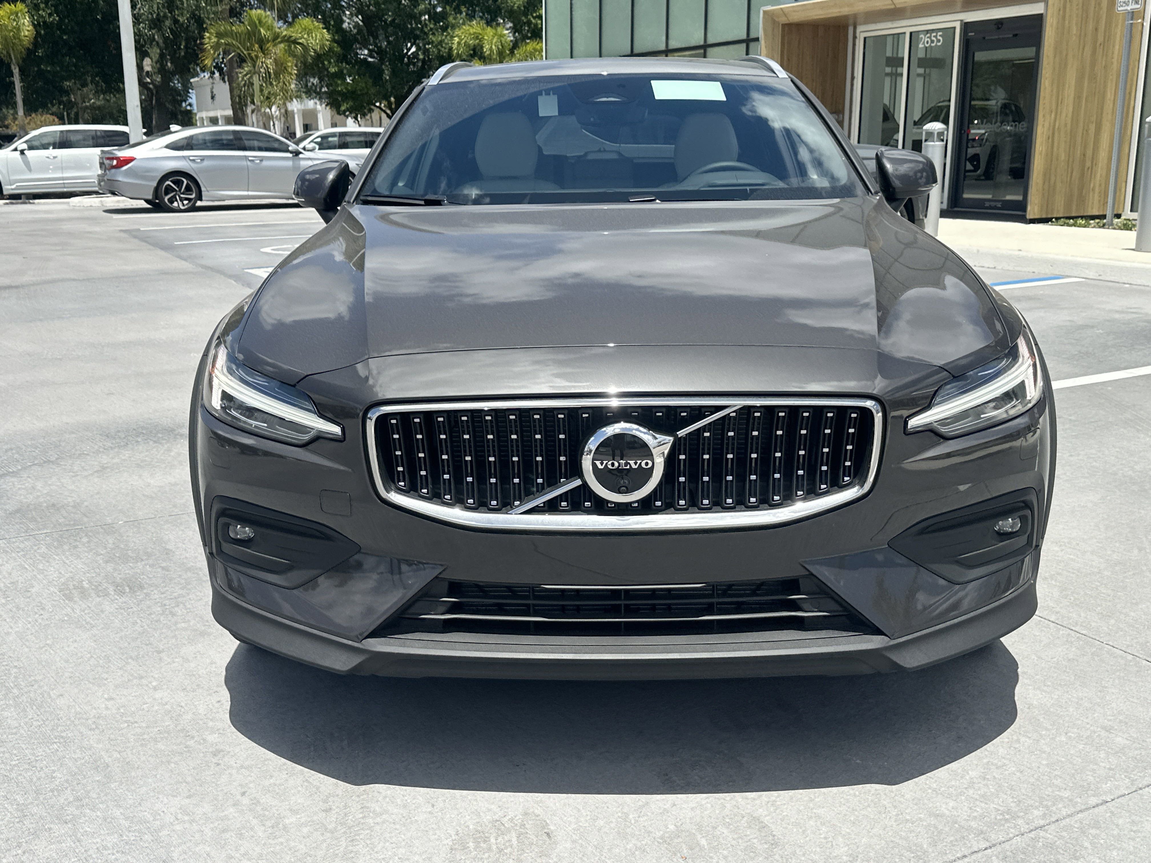 2025 Volvo V60 Cross Country B5 AWD photo 2