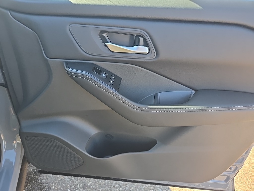 2026 Nissan Rogue SV photo 23