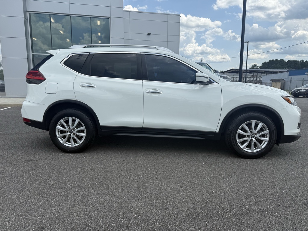 2017 Nissan Rogue SV photo 2
