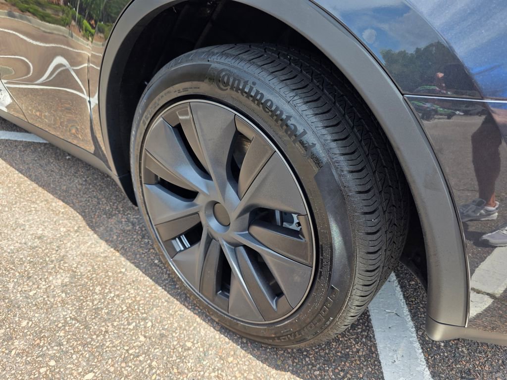 2025 Tesla Model Y Long Range photo 24