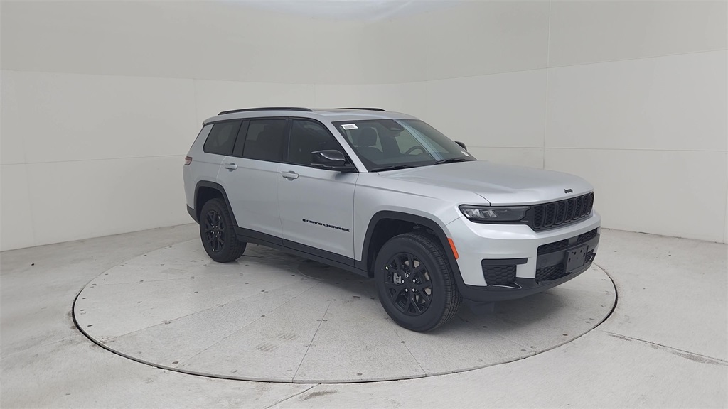 2025 Jeep Grand Cherokee Laredo Altitude X photo 3