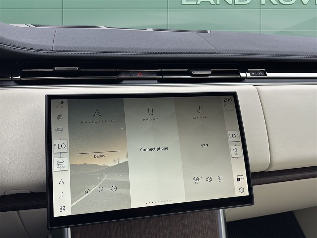 2025 Land Rover Range Rover SE photo 16
