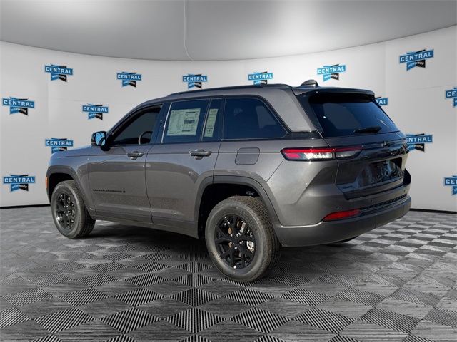 2025 Jeep Grand Cherokee Laredo Altitude photo 3