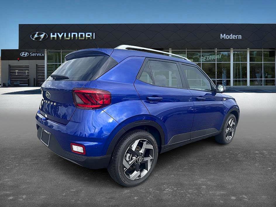 2025 Hyundai Venue SEL photo 2