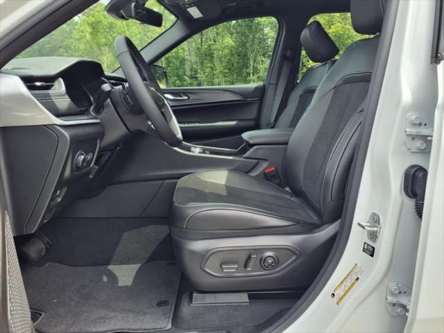 2025 Jeep Grand Cherokee Altitude X photo 3
