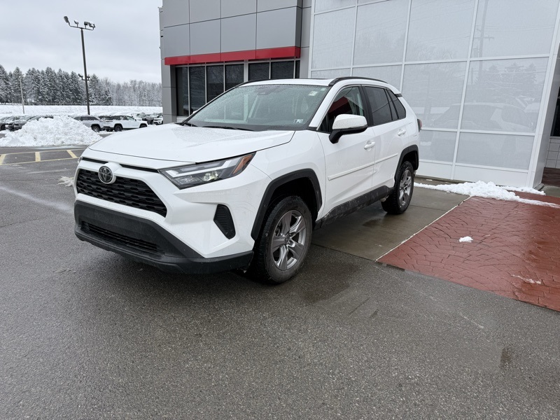2023 Toyota RAV4 XLE photo 2