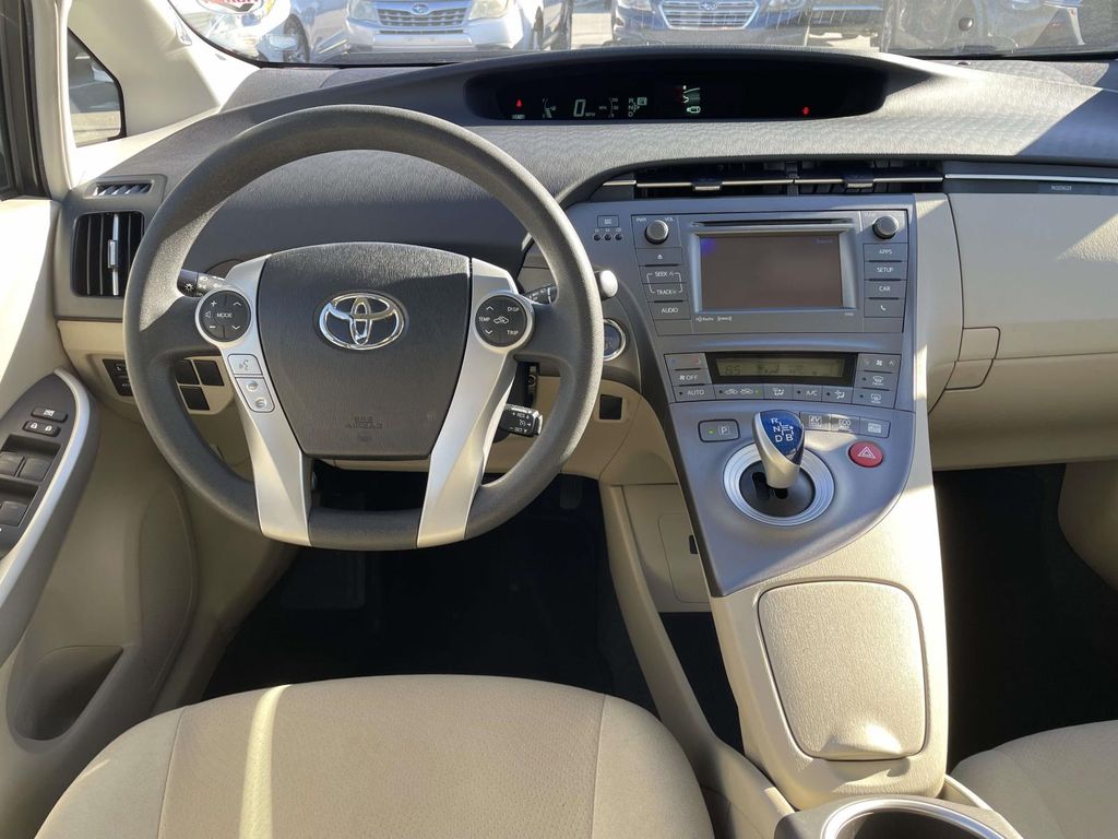 2014 Toyota Prius Three photo 4