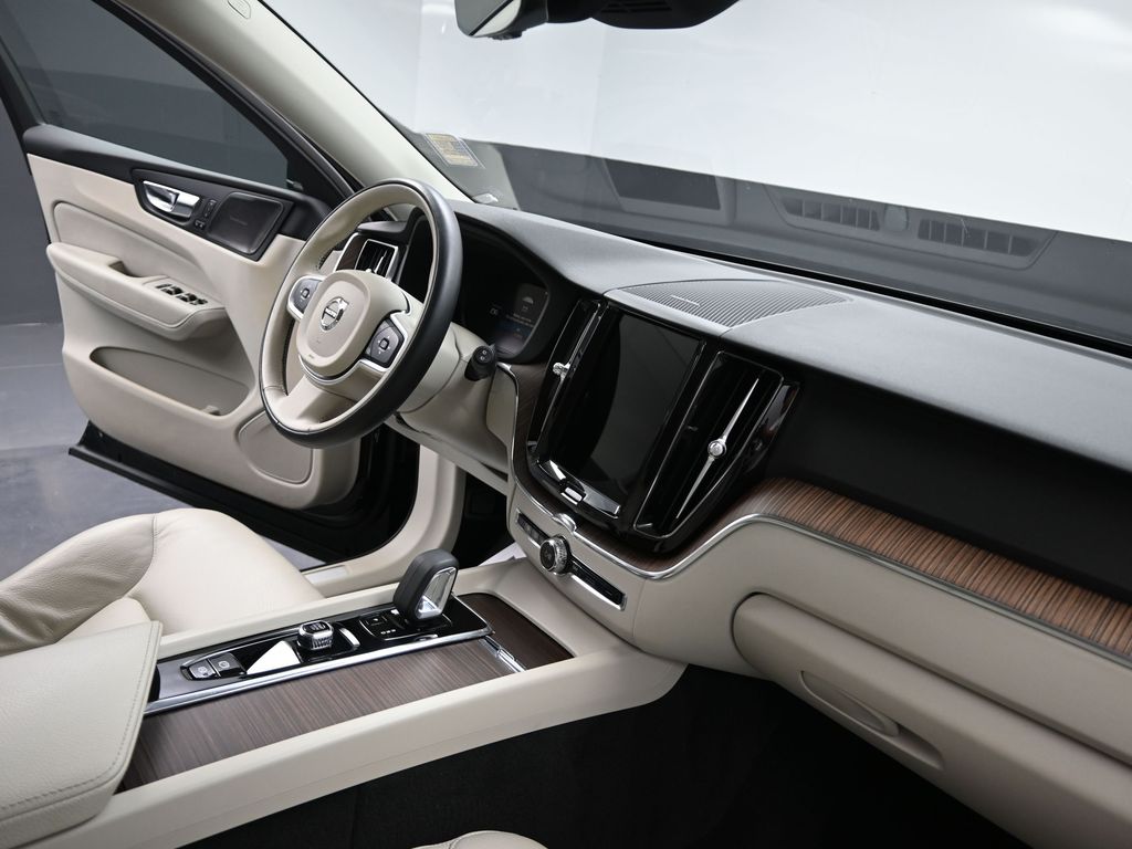 2022 Volvo XC60 B5 Momentum photo 18