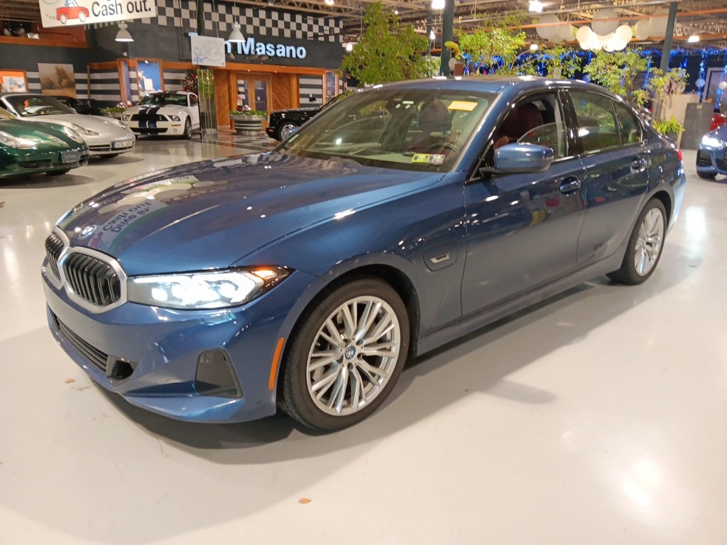 2023 BMW 3 Series 330e's photo