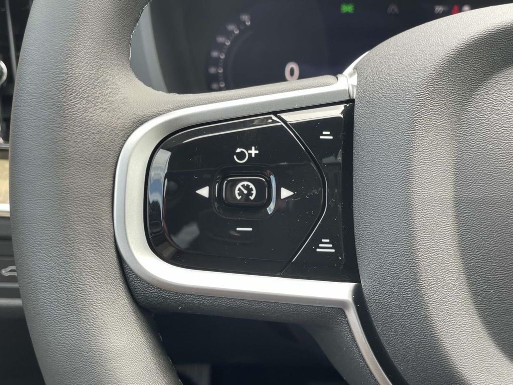2026 Volvo XC60 B5 Core photo 11