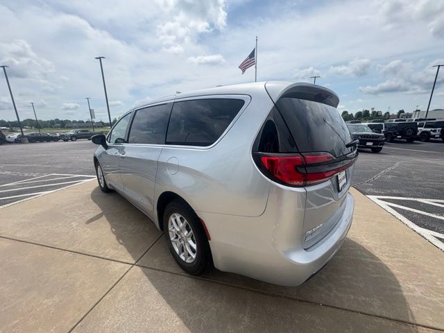 2023 Chrysler Pacifica Touring L photo 3