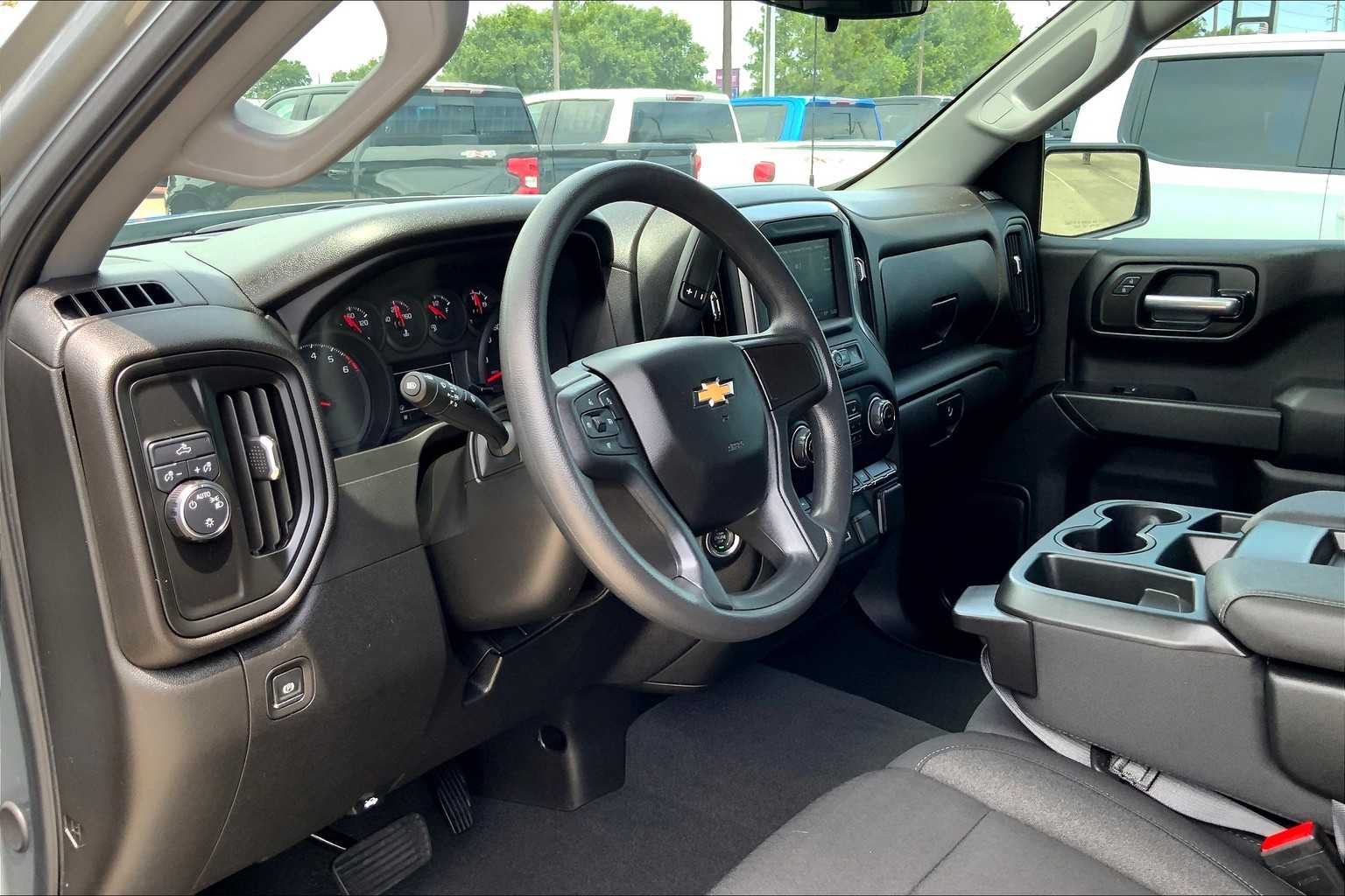 2025 Chevrolet Silverado 1500 Custom photo 32