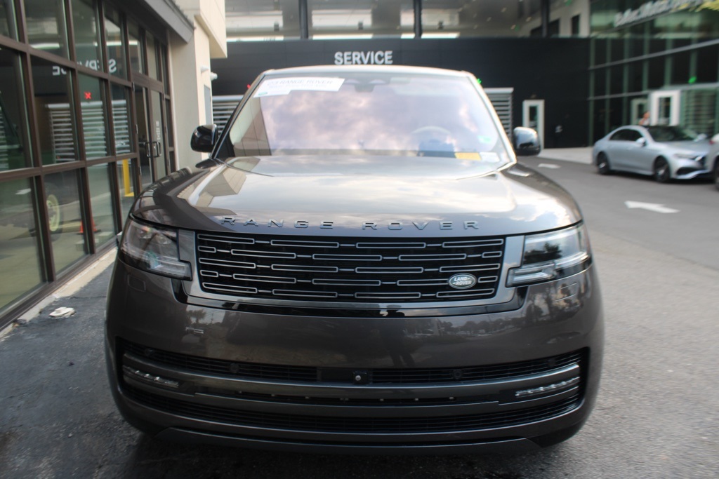 2023 Land Rover Range Rover SE photo 9