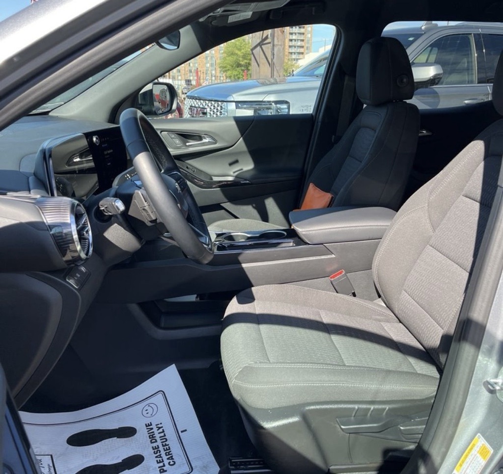 2025 Chevrolet Equinox LT photo 4